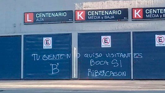 A tres días días de la final, aparecieron pintadas en el Monumental contra River