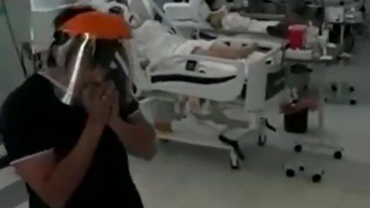 Emotivo: toca la armónica para aliviar a los pacientes por Covid-19