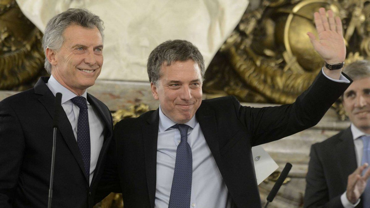 El balcón de Mauricio, la escurridiza firma de Nicolás Dujovne y una batalla nacional que se da en el conurbano