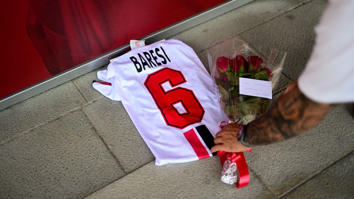 Hinchas del Milan le rindieron homenaje al &iacute;dolo del club rossonero (Foto: Reuters).