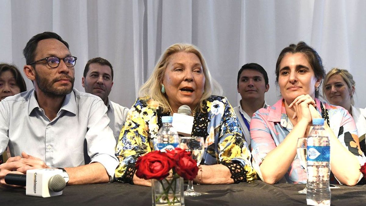 Los principales dirigentes de la Coalición Cívica junto a Elisa Carrió