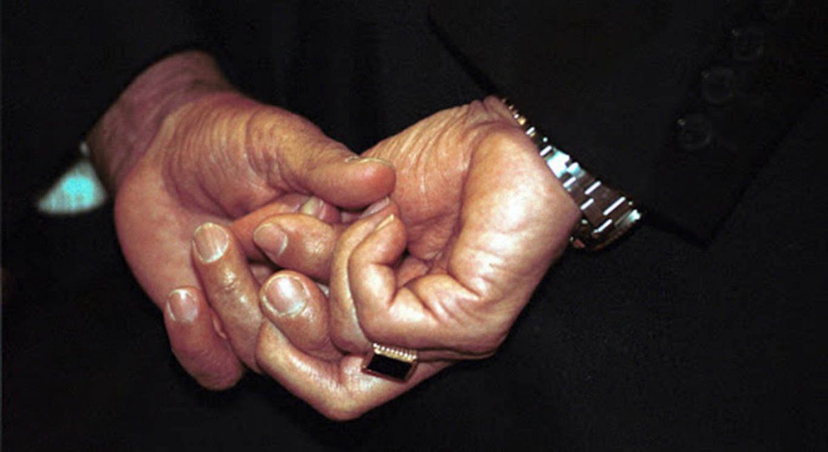 Le robaron el histórico anillo de oro y ónix a Carlos Menem: la familia desconfía del círculo íntimo