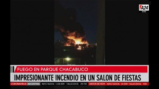 Parque Chacabuco: impresionante incendio en un salón de fiestas