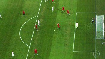 Isco casi rompe el arco y los españoles pidieron el VAR