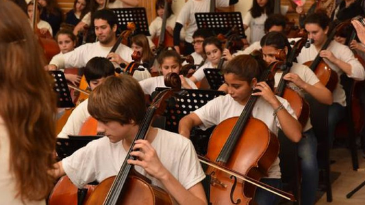 La Orquesta-Escuela de Chascomús interpreta el Himno Nacional en el festejo más federal del Día de la Independencia