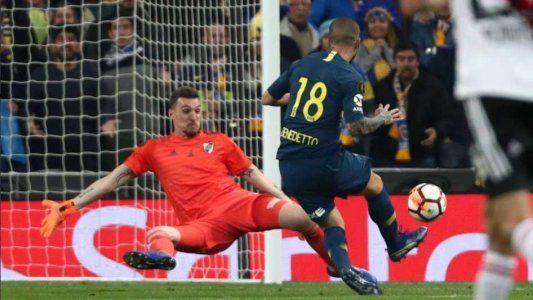 El golazo de Benedetto: hizo pasar de largo a Maidana y definió muy bien ante Armani
