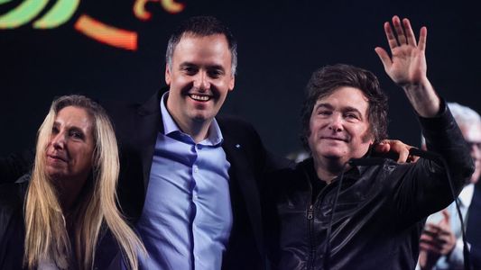 Breve escala y viaje a España: cómo sigue la agenda de Milei tras la polémica con Adorni