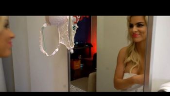 Ailén Bechara, en hilo dental en el nuevo clip de El Polaco