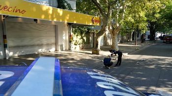 Policías en la zona del ataque, frente al supermercado de los Roccuzzo. Foto: fentileza Rosario 3.&nbsp;