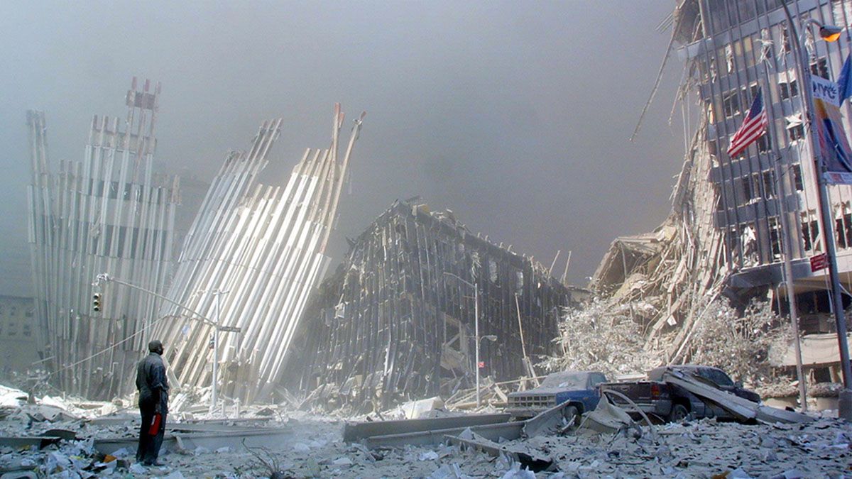 Una persona mira el colapso de las torres gemelas en Nueva York. (Foto: Gentileza WTC7 )