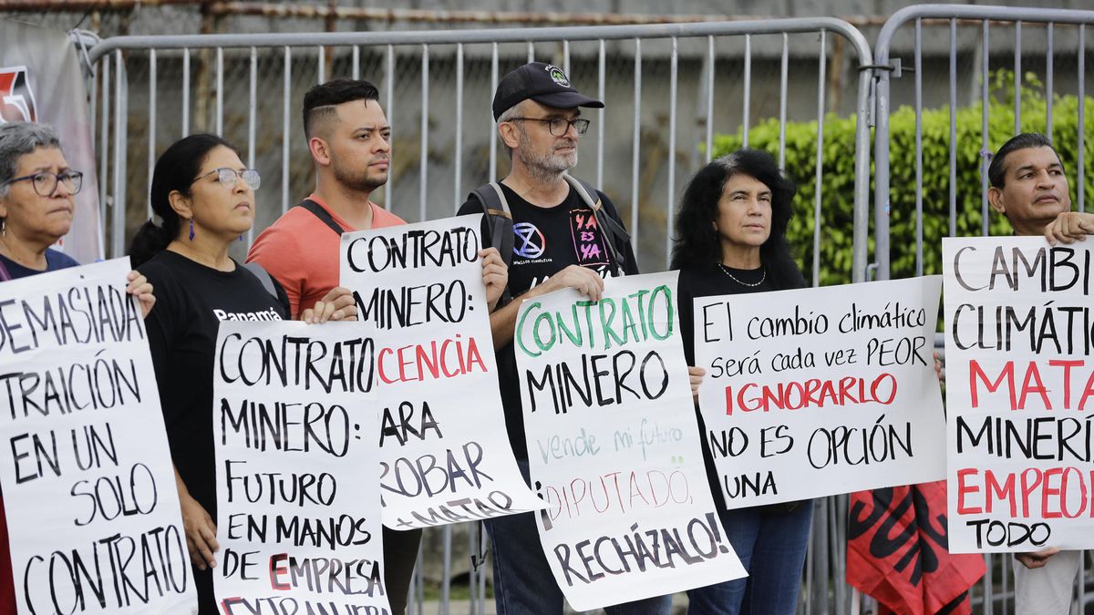 Manifestantes llevan tres semanas de protestas tras el pol&eacute;mico contrato minero en Panam&aacute; (Foto: Forbes Centroamerica).