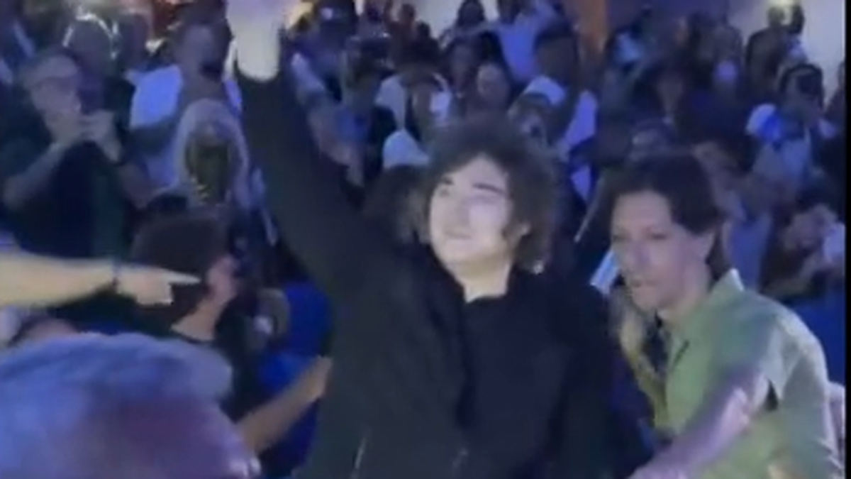 Así entraba Javier Milei al Teatro Roxy de Mar del Plata para ver a Fátima Flórez.&nbsp;