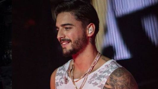 ¡Mirá cómo Maluma se comió a besos a una fanática en pleno escenario!