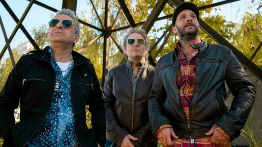 Los Tipitos presentan “Yendo de la cama al living”