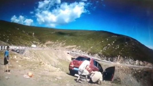 Bajó a sacar fotos, se olvidó de poner el freno y su auto cayó con una persona adentro