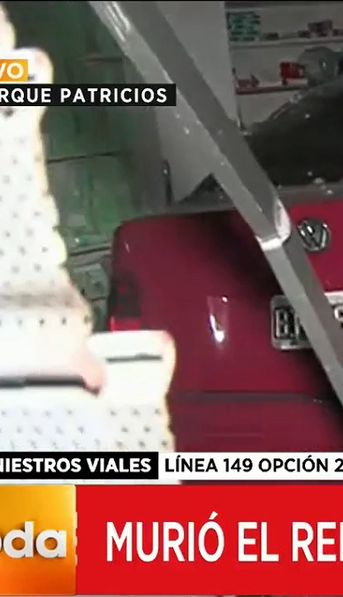 Un conductor perdió el control de su auto, mató a un motociclista y chocó contra una farmacia