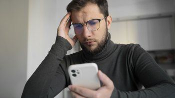 ¡NO HAGAS ESTO!: el hábito que está acortando la vida útil de tu teléfono sin que lo sepas