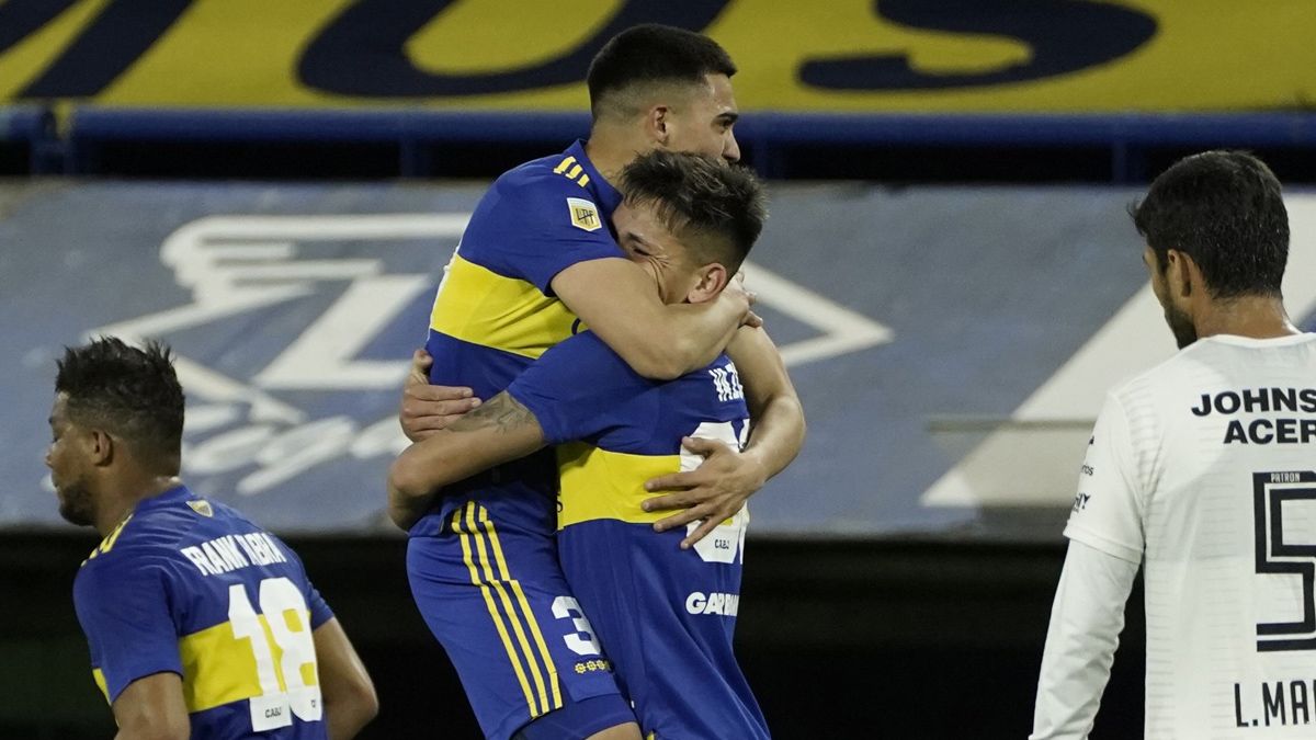 Vázquez y Zeballos tras el gol clave de Boca.