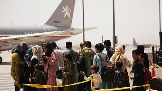 Afganistán: reanudan las evacuaciones tras el atentado que dejó más de 100 muertos