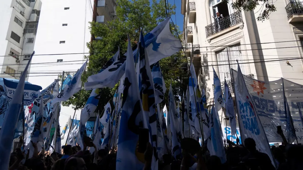La militancia se acercó en más de una oportunidad a saludar a la expresidenta Cristina Kirchner en su domicilio. (Foto: REUTERS)
