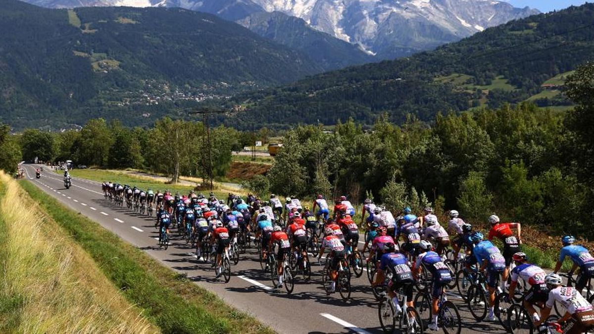 Video: se quiso sacar una selfie, empujó a un ciclista y provocó un  terrible accidente en el Tour de France