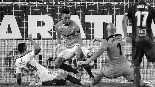 Arquero, goleador y superhéroe: Lucas Ocampos puso el 1-0 y en la última jugada del partido, atajó una pelota de gol