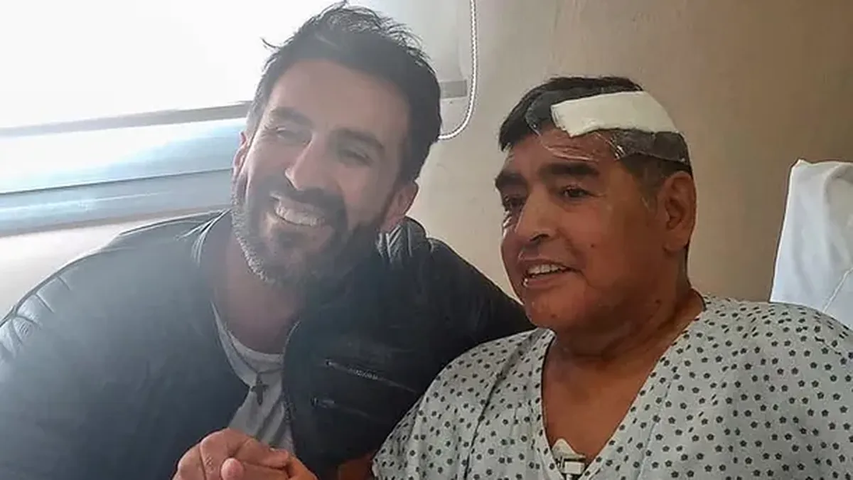 Leopoldo Luque junto a Diego Maradona luego de la operación. (Foto: archivo)