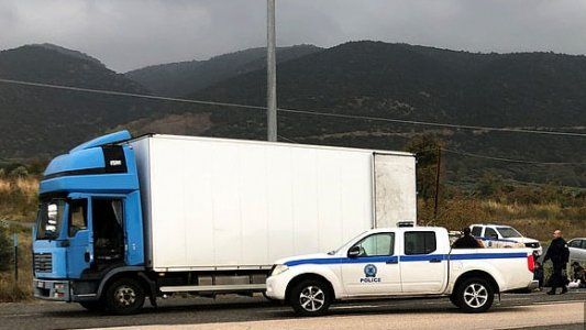 Grecia: encontraron vivos a 41 inmigrantes en un camión refrigerado