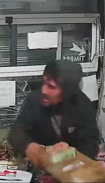 Video | Feroz ataque de un delincuente a un kiosco: destrozó la vidriera y quedó atrapado por la persiana