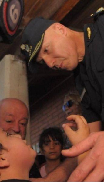 Un nene desesperado por el crimen de Bahía Blanca le gritó a un policía: Se está muriendo gente