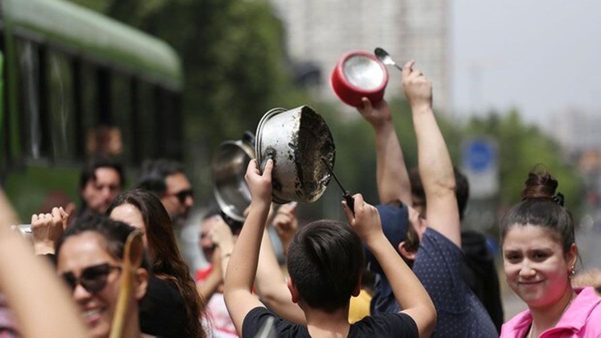 La gente reclama con un cacerolazo ante un resultado muy controvertido en las elecciones presidenciales. (Foto: Gentileza El Nacional)