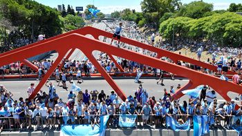 Un hincha flamea una bandera argentina sobre uno de los puentes de la General Paz (Foto: Télam). Un hincha flamea una bandera argentina sobre uno de los puentes de la General Paz (Foto: Télam).