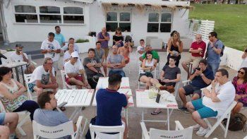 Tombolini deja su cocina y va a la playa a explicar por qué la plata no alcanza