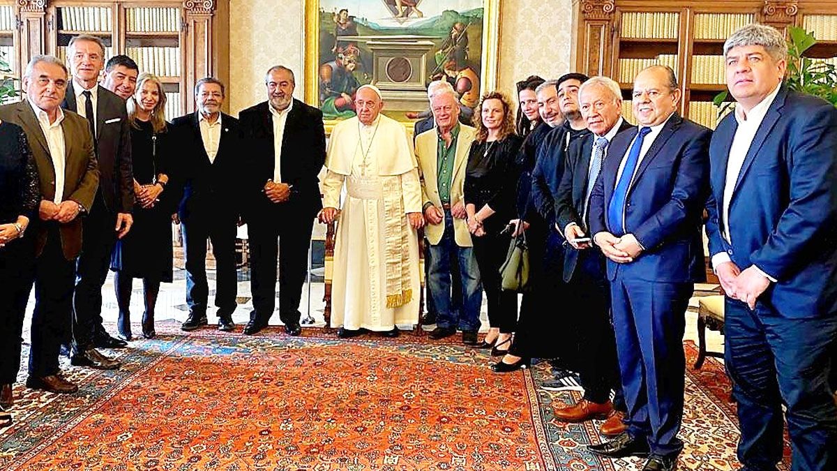 FRancisco con la cúpula de la CGT en El Vaticano. (Foto: Infocamioneros)