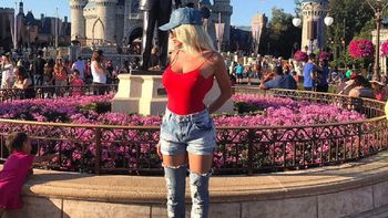 Todas las imágenes: El look hot de Vicky Xipolitakis... ¡en Disney!
