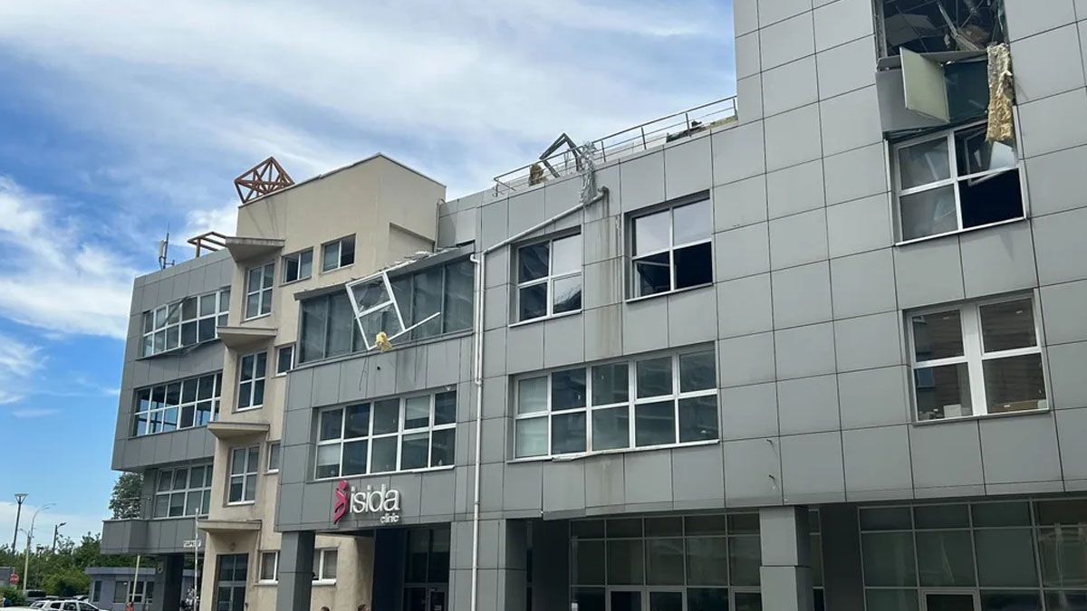 La clinica alcanzada por otro de los misiles rusos en Ucrania. (Foto: Captura de TV) La clinica alcanzada por otro de los misiles rusos en Ucrania. (Foto: Captura de TV)