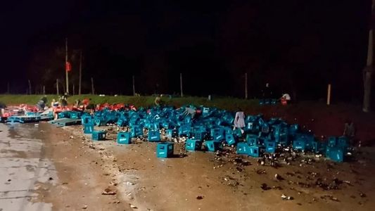 Volcó un camión con cervezas, los vecinos se llevaron todo y ahora su dueña pide los cajones