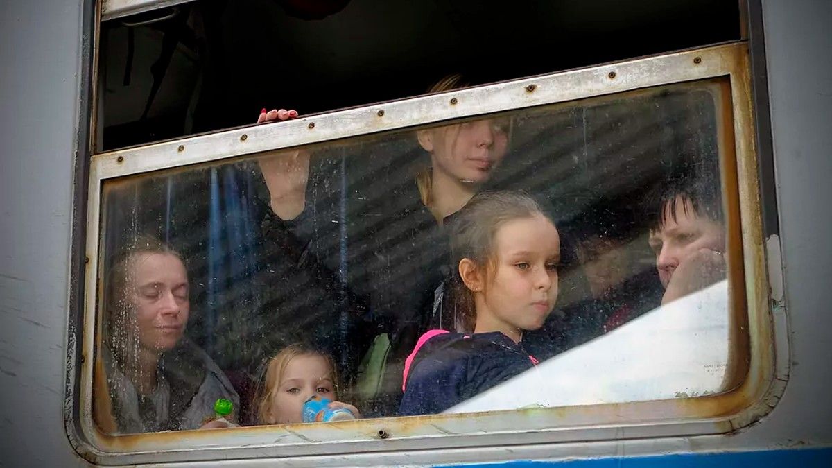 Mujeres y sus hijos son el grueso de quienes emigran porque los hombres de 18 a 60 años no pueden marcharse.