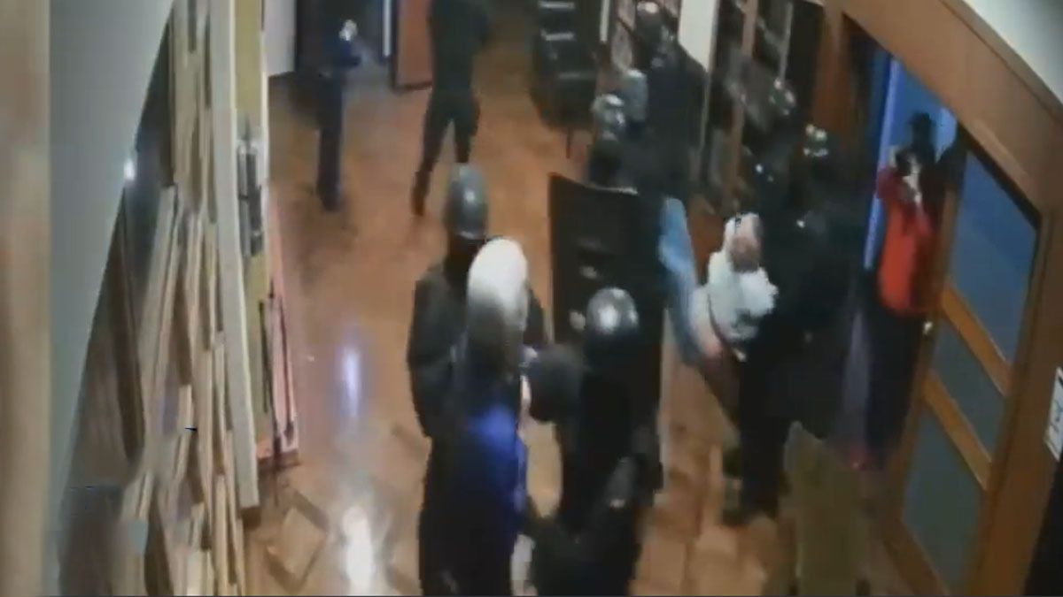La policía ecuatoriana irrumpe en la embajada de México y se lleva violentamente al exvicepresidente Glas (Foto: captura de TV).