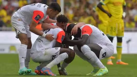 Doloroso momento: un futbolista se enteró de la muerte de su madre, jugó igual e rompió en llanto en pleno partido