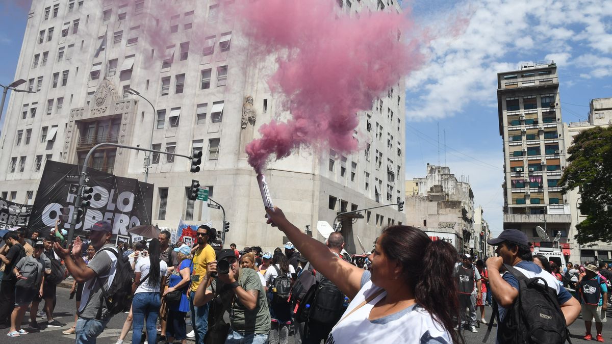 Los piqueteros levantaron la protesta en la 9 de Julio tras acordar con el Gobierno. (Télam)