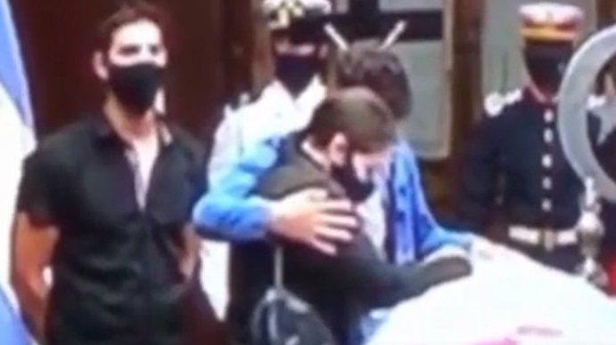 El video del momento que Antonella Menem pudo ingresar al Congreso y despedirse de su abuelo