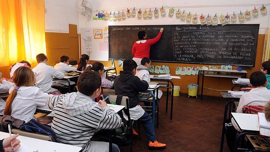 Comienzo de clases: el Gobierno convocó a gremios docentes para acordar salario mínimo