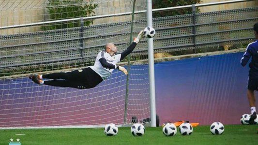 Duelo de selección: Dybala goleó a  Willy Caballero, que será titular el sábado