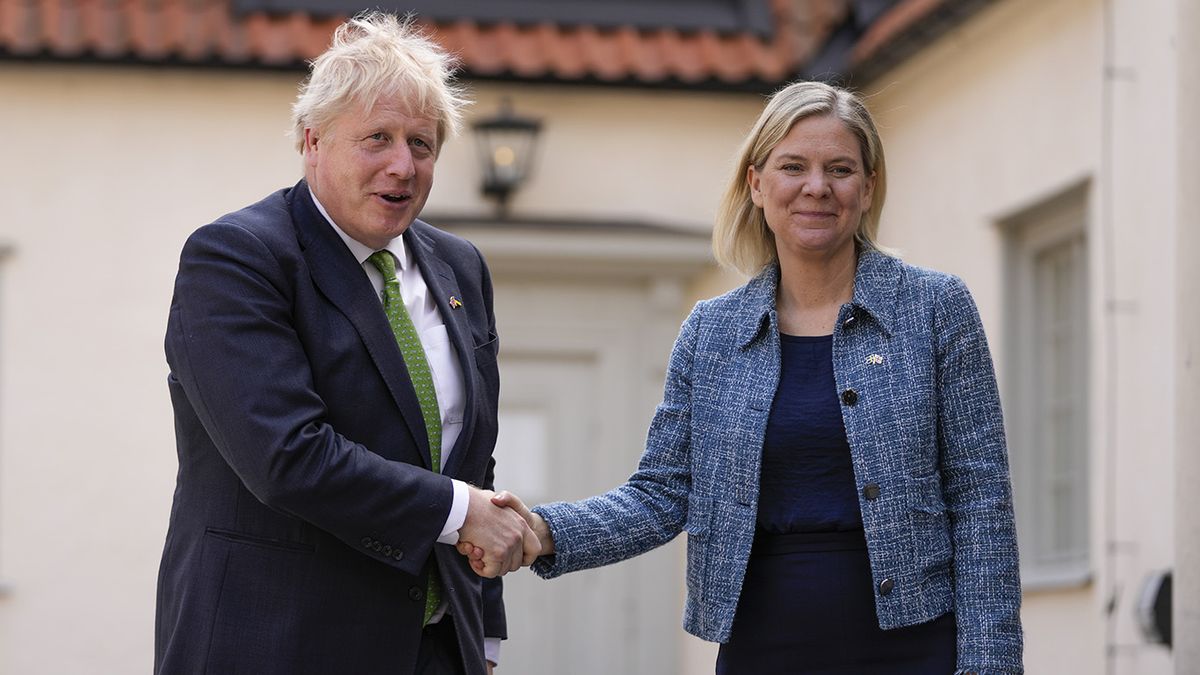 La primera ministra sueca, Magdalena Andersson, estrecha la mano del primer ministro británico Boris Johnson en Harpsund, Suecia. (Foto: AP)