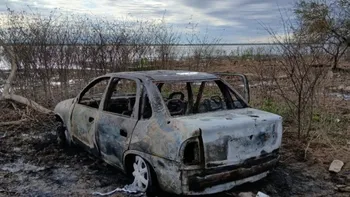 Encontraron dos cuerpos calcinados dentro de un auto: la escalofriante hipótesis que investiga la Justicia