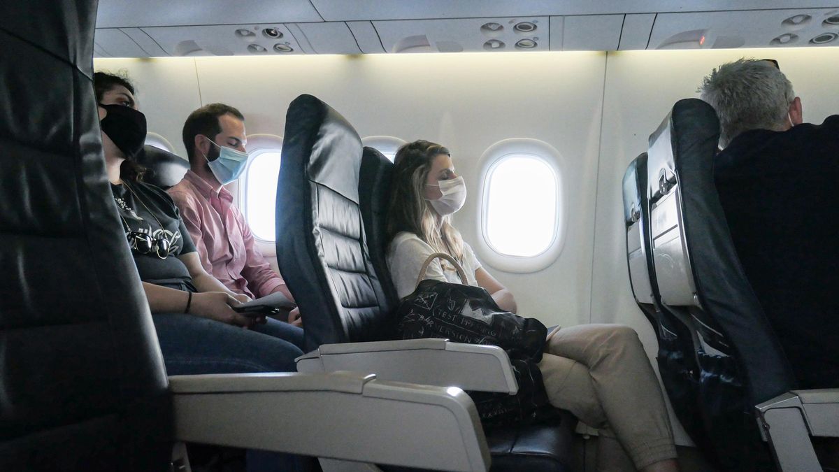 Después de dos años de pandemia, la mayoría de las principales compañías aéreas de Estados Unidos ya no exigen a los viajeros o empleados el uso del barbijo