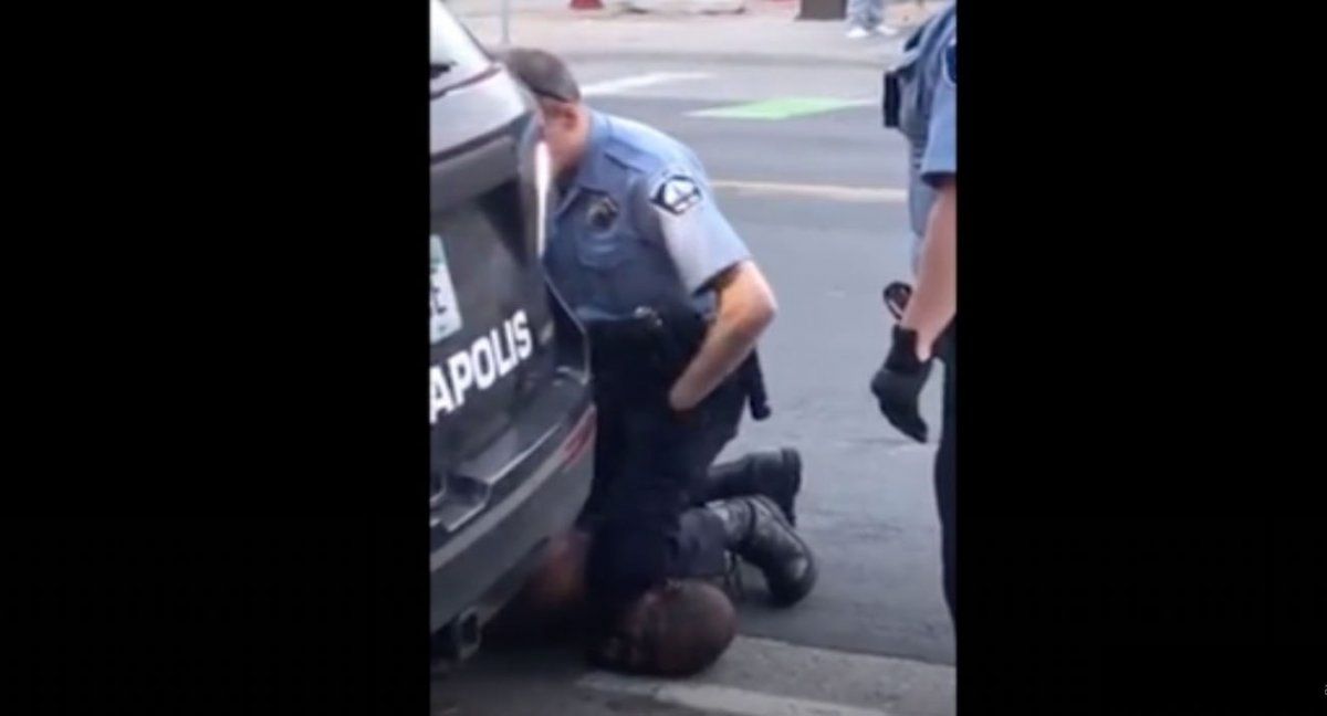 El policía Dereck Chauvin aplicó una toma que resultó mortal para George Floyd (Foto: Captura de Video)