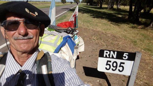 Salió de Tierra del Fuego, ya caminó 5 mil kilómetros y planea llegar a Alaska: la fabulosa epopeya de Martín Echegaray Davies, el “galés de la corbata”