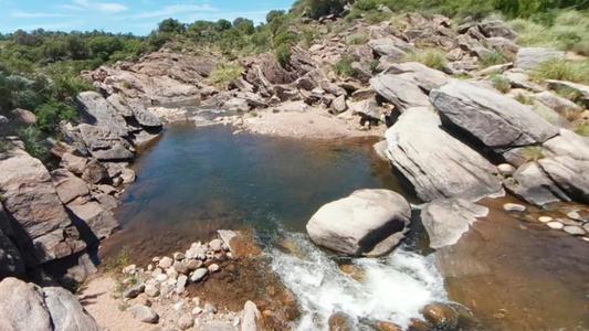 Conmoción en San Luis: su hijo cayó al agua, se tiró a rescatarlo sin saber nadar y murió ahogado